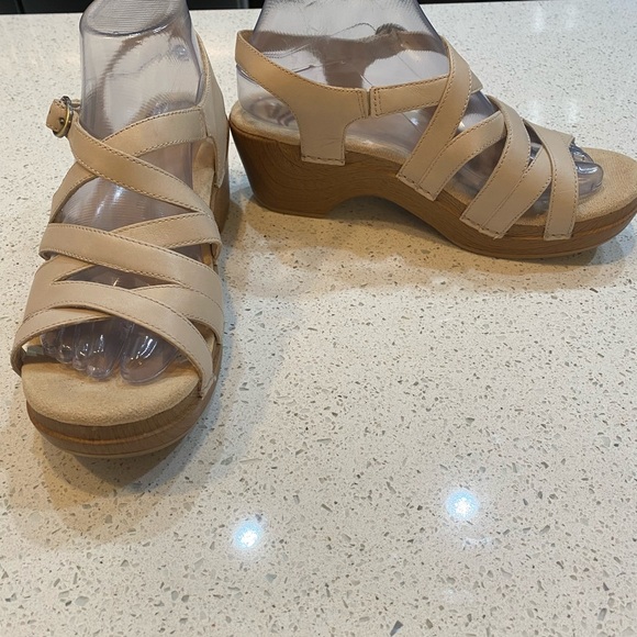 Dansko Size 39 EU 8.5-9  US Leather Strap Open Toe Beige Sandals - Picture 14 of 15